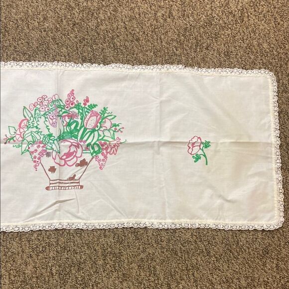 Vintage Floral Painting Table Runner Size 40”x40” - Picture 4 of 16